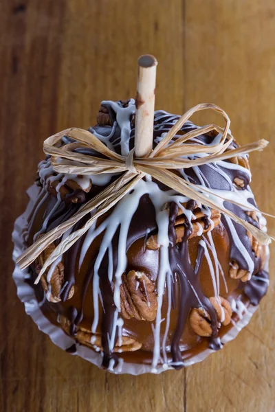 Manzana de caramelo con nueces — Foto de Stock