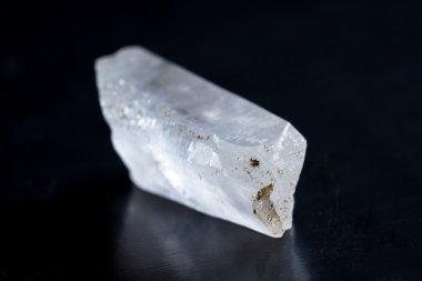 küçük bir kuvars kristal yakın çekim 