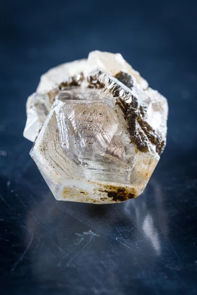 Küçük bir kuvars kristal yakın çekim — Stok fotoğraf