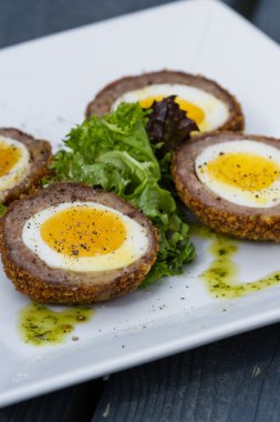 viski yumurta bir plaka üzerinde