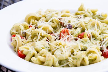 trottole çanak ışık pesto ile 