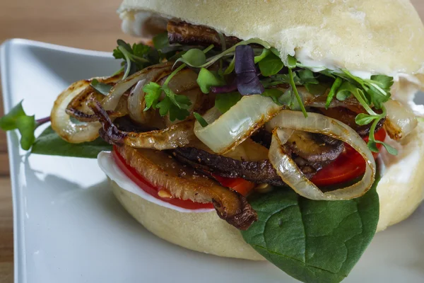 Cibulkou a houbami sendvič — Stock fotografie