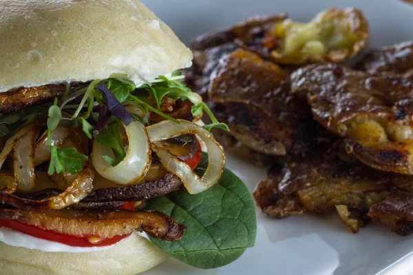 Sándwich de cebolla frita y champiñones — Foto de Stock