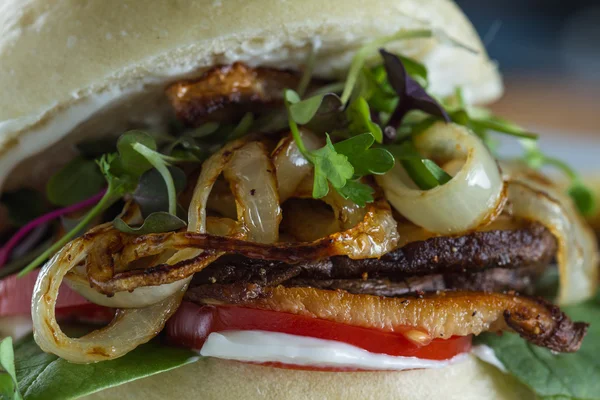 Сэндвич с жареным луком и грибом — стоковое фото