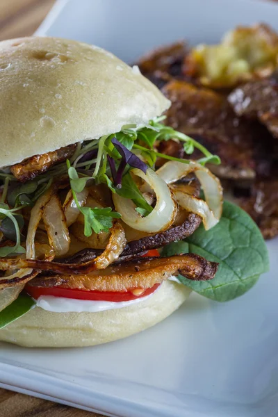 Sándwich de cebolla frita y champiñones — Foto de Stock