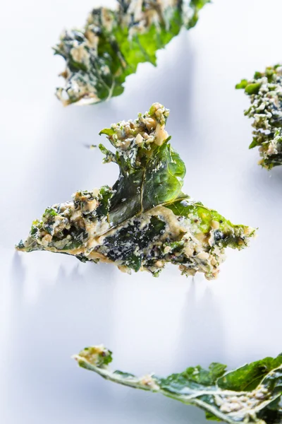 Keripik kale dengan keju parmesan — Stok Foto