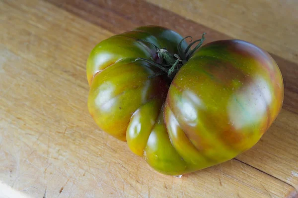 Organic heirloom tomato — Stock Photo, Image