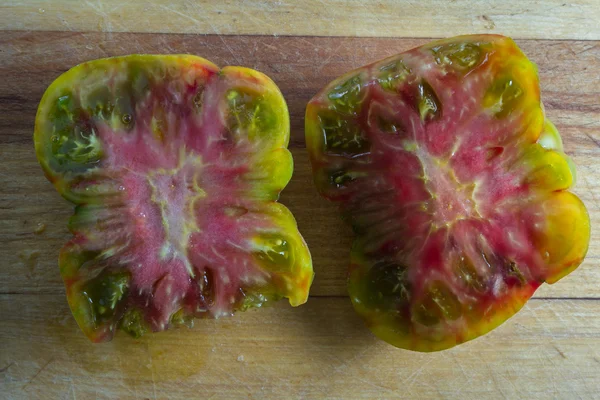 Sliced organic heirloom tomato — Stock Photo, Image