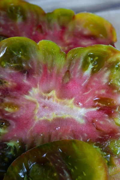 Tomate de relíquia orgânica fatiada — Fotografia de Stock