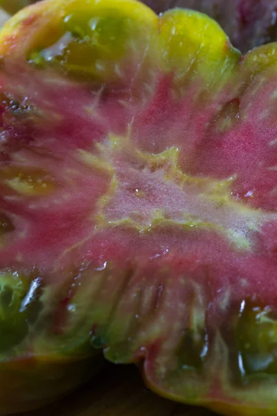 Нарезанный органический помидор — стоковое фото