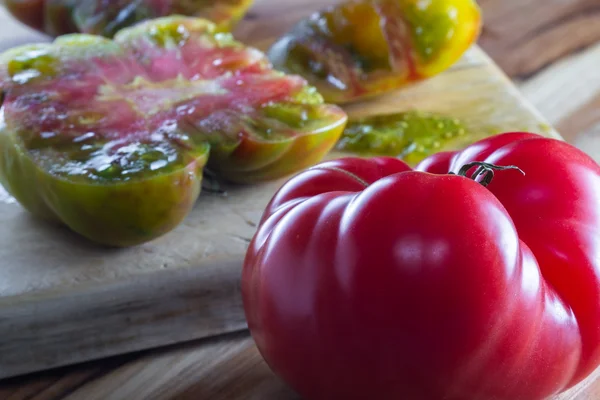 Sliced organic heirloom tomato — Stock Photo, Image