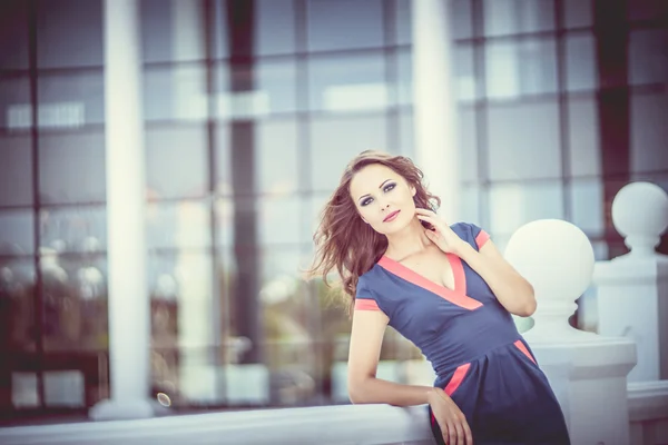 güzel bir iş kadını, arka planda modern ofis