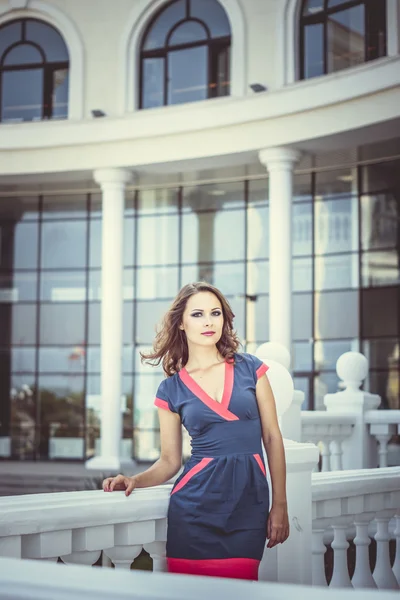 güzel bir iş kadını, arka planda modern ofis