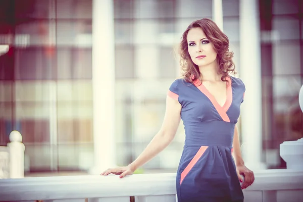 güzel bir iş kadını, arka planda modern ofis