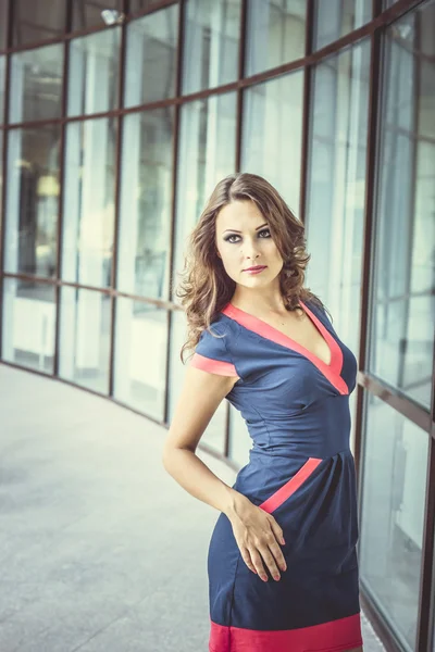 güzel bir iş kadını, arka planda modern ofis