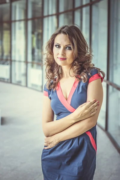 güzel bir iş kadını, arka planda modern ofis