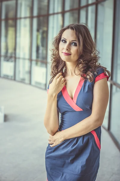 güzel bir iş kadını, arka planda modern ofis