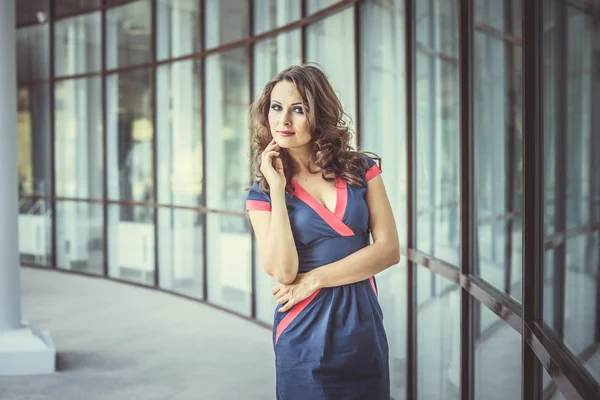 güzel bir iş kadını, arka planda modern ofis