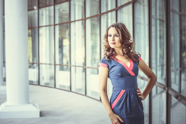 güzel bir iş kadını, arka planda modern ofis