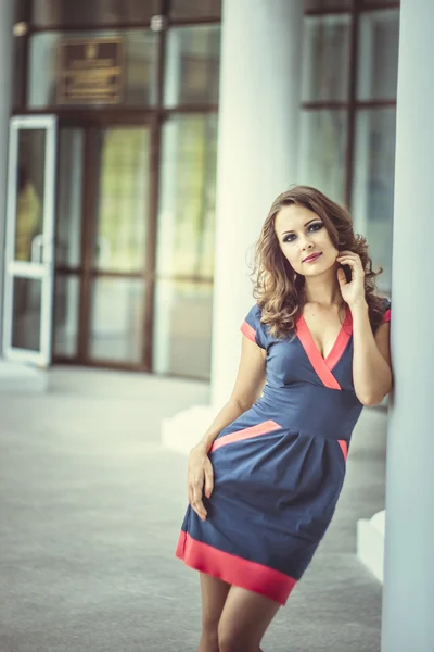 güzel bir iş kadını, arka planda modern ofis