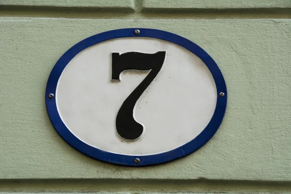 Nummer sieben an der Wand — Stockfoto