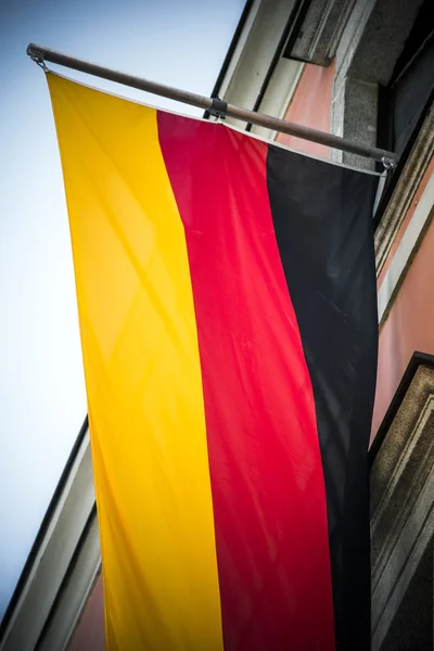 Duitse vlag banner op hoog gebouw — Stockfoto