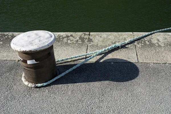 Mooring at quayside — Stock Photo, Image