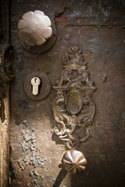 Weathered and rusty doorknobs and lock — Stock Photo, Image