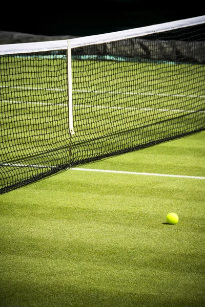 Теннисный корт и мяч в солнечный день — стоковое фото