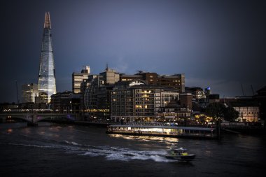 Akşam üzeri Thames üzerinde hız polis başlatma