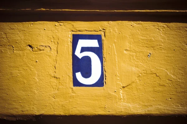 Номер п'ять дверей — стокове фото