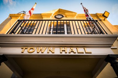 Akşamın erken saatlerinde belediye binasına bakıyorum.