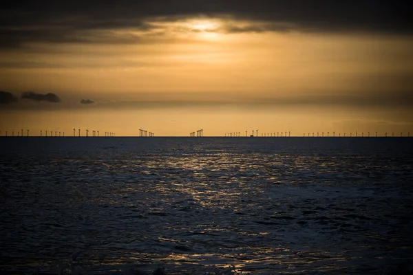 Parque Eólico Mar Adentro Través Del Agua Atardecer — Foto de Stock