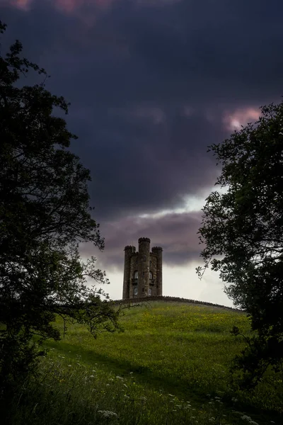 Broadway Tower Pod Humorzastym Niebem Cotswolds — Zdjęcie stockowe