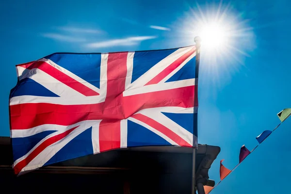 Lysande Solsken Bakom Storbritannien Flagga Och Bunting — Stockfoto