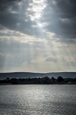 Rezervuar üzerinde dramatik gökyüzü