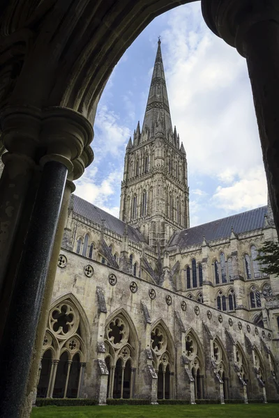 Kathedrale von Salisbury eingerahmt von Kreuzgängen — Stockfoto