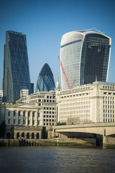 Gherkin i walkie-talkie — Zdjęcie stockowe