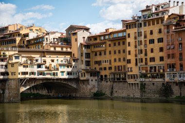 Ponte Vecchio, İtalya, Floransa 'daki Arno nehri üzerinde. .