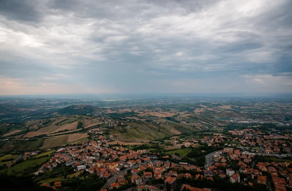 Modernos distritos suburbanos de San Marino y vistas a las colinas italianas desde —  Fotos de Stock