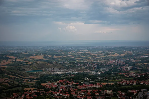 Современная пригородная зона Сан-Марино и вид на итальянские холмы с — стоковое фото
