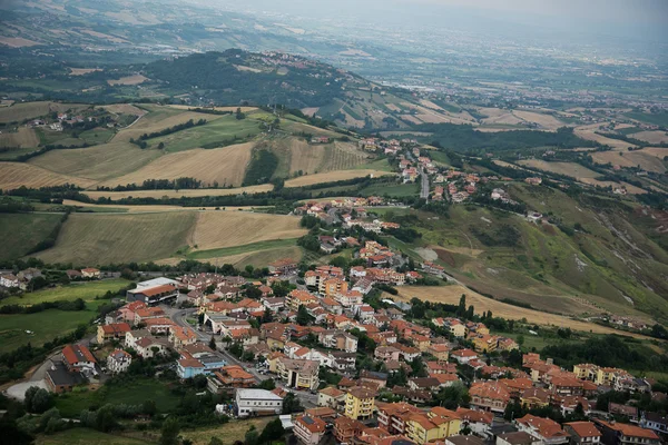 Современная пригородная зона Сан-Марино и вид на итальянские холмы с — стоковое фото