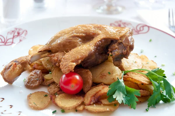 Ördek confit, patates ile kavrulmuş ördek bacak .