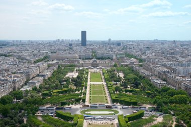 Eyfel Kulesi'nden Champ de Mars'ta Paris panoraması .