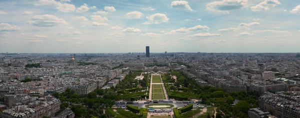 Panorama pařížského pohledu na Champde Mars z Eiffelovy věže . — Stock fotografie