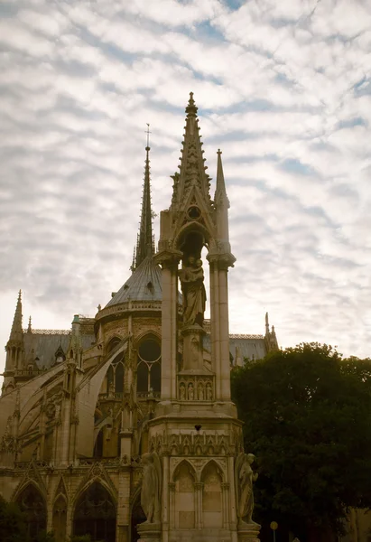 Notre Dame w Paryżu i struktury w świetle wieczoru łuku . — Zdjęcie stockowe