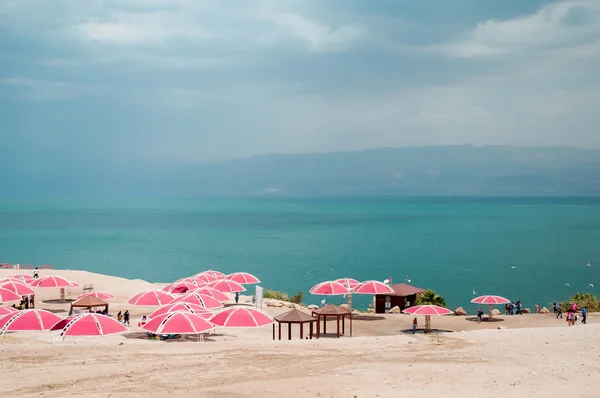 Piękny słoneczny dzień w Dead Sea resort. Izrael — Zdjęcie stockowe