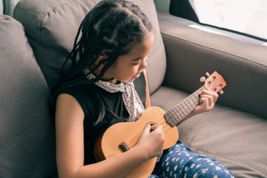 Mutlu gülümseyen kız, dreadlocks saç stili 