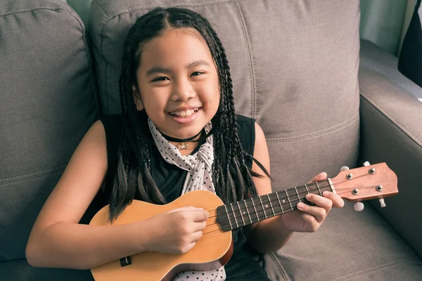 Menina sorridente feliz, estilo de cabelo dreadlocks — Fotografia de Stock