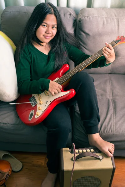 Elektro gitar çalmayı mutlu gülümseyen kız — Stok fotoğraf